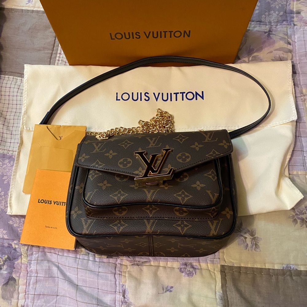 Never worn crossbody and shoulder bag Louis Vuitton bag.
